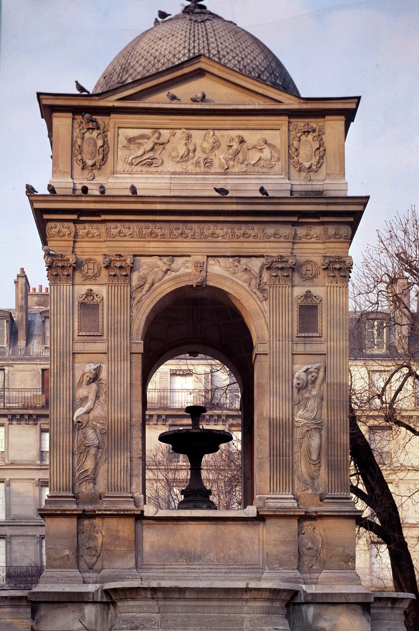 Arkitektur: udsigt over de uskyldiges springvand. Designet af arkitekterne Jean Goujon, Augustin Pajou og Pierre Lescot. 1546-1549. Place Joachim du Bellay, Paris. af Jean and Lescot Pierre Goujon
