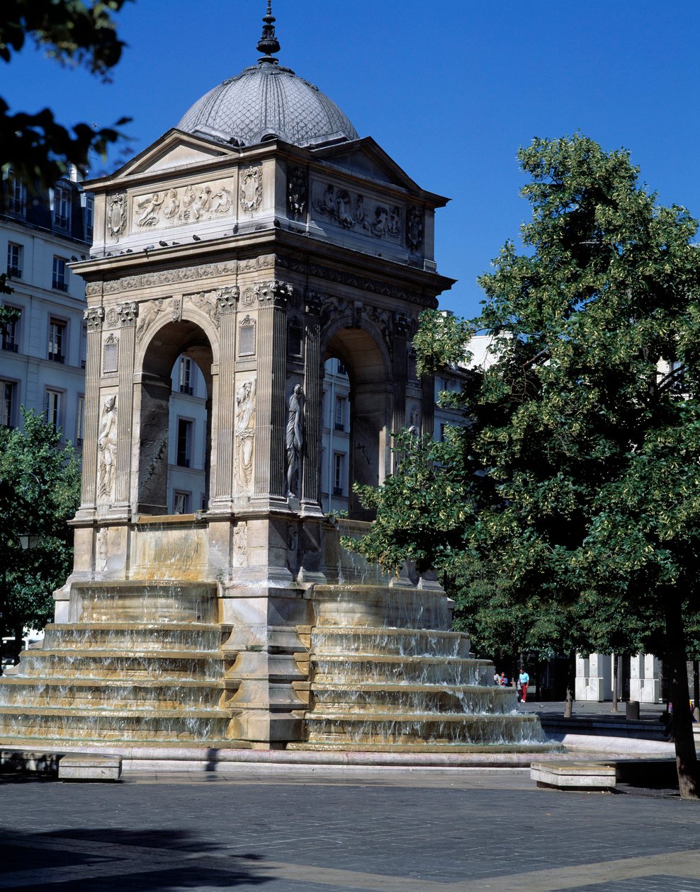 Arkitektur: udsigt over de uskyldiges springvand. Designet af arkitekterne Jean Goujon, Augustin Pajou og Pierre Lescot. 1546-1549. Place Joachim du Bellay, Paris. af Jean and Lescot Pierre Goujon