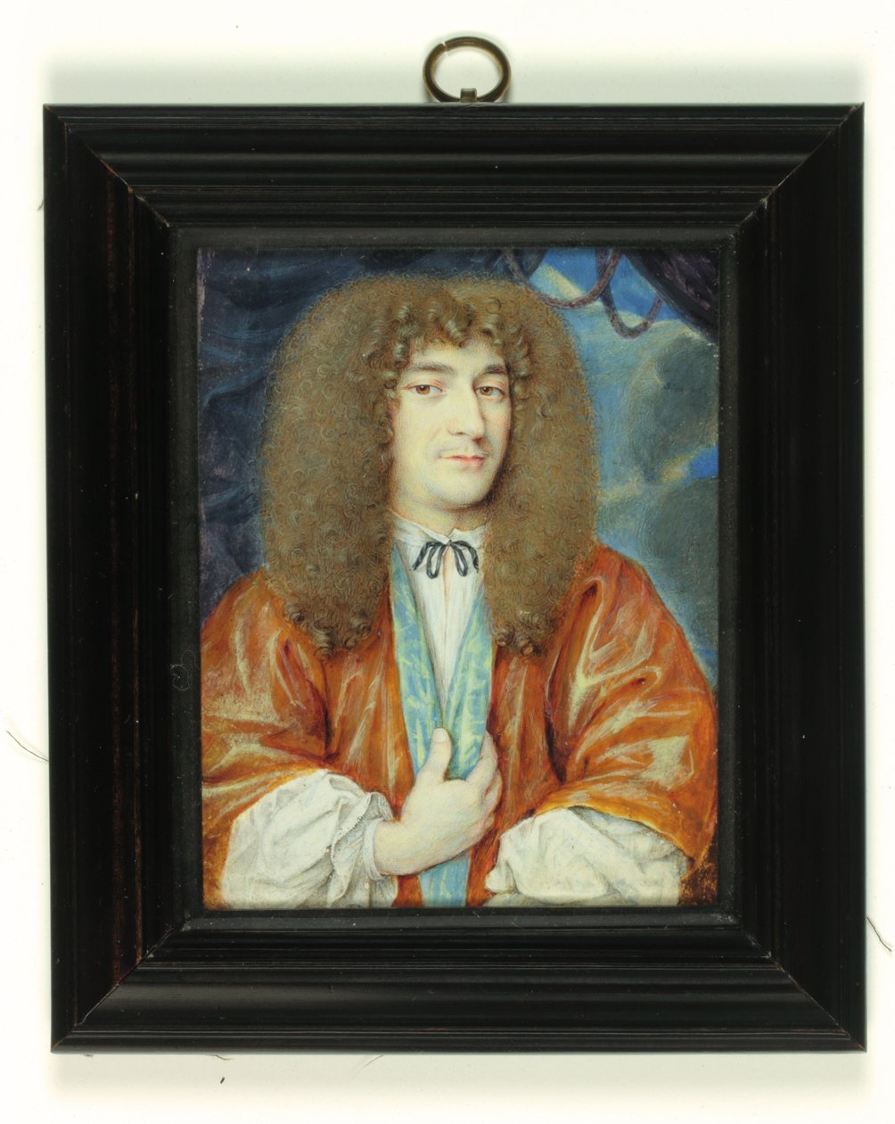 En gentleman i hvid skjorte og orange kjole foret med blå silke, lang lysebrun paryk (akvarel på vellum) af Jean the Younger (attr.to) Petitot