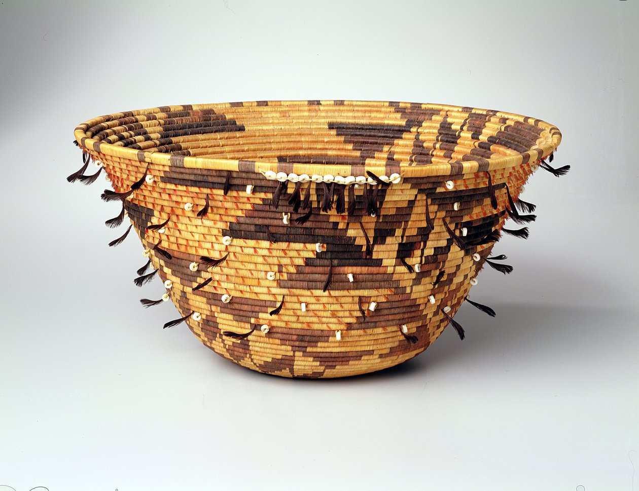 Girls Coiled Dowry eller Pubertet Basket, Pomo, Pinoleville, Californien af Jenny Hughes