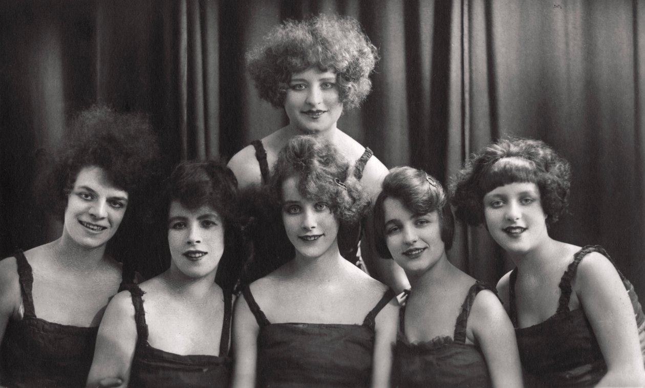 En danse- eller teatergruppe, c1900-1929. af Jerome Ltd