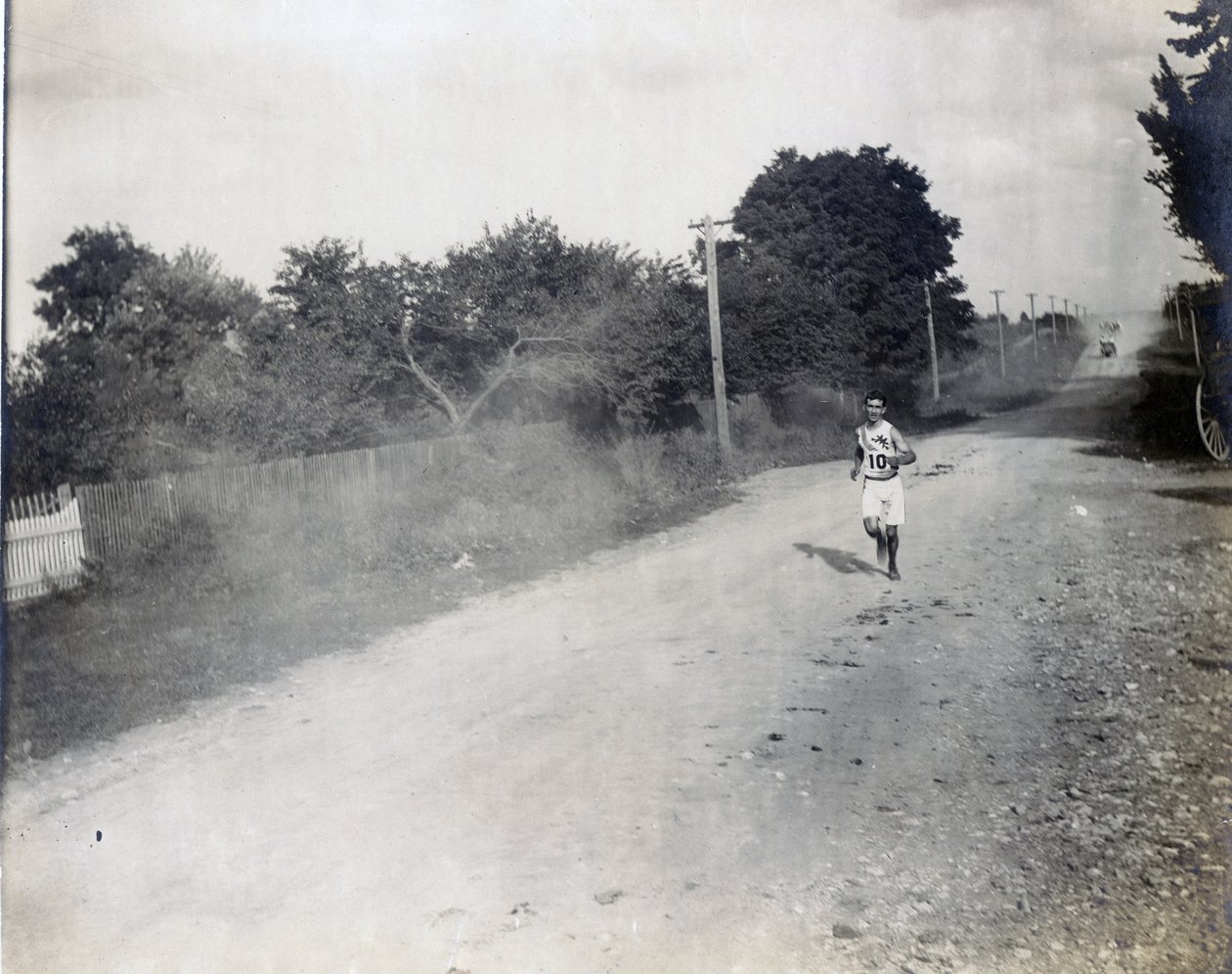 Sam Mellor fra Mohawk Athletic Club løber alene langs grusvejen i Marathon Race ved OL 1904 af Jessie Tarbox Beals