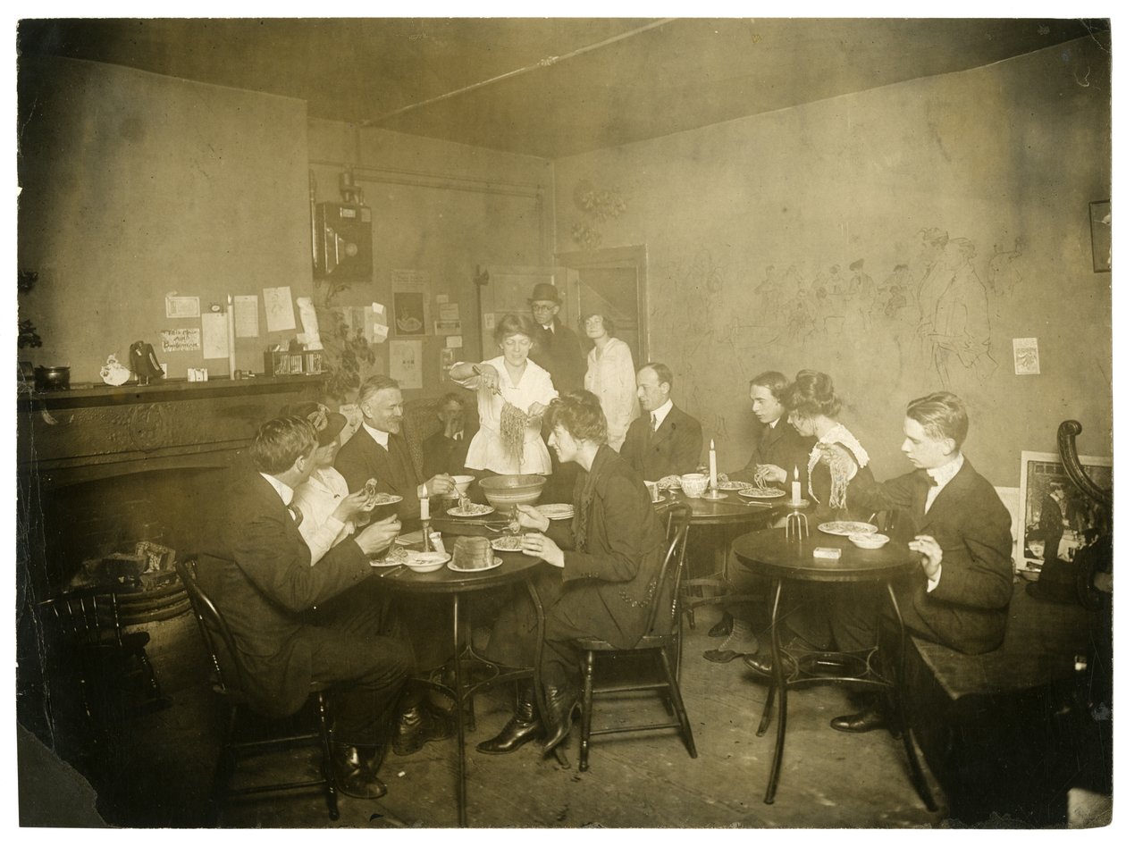 En spaghetti i Grace Godwins Garrett, meget vellykket, i slutningen af hendes linje, Greenwich Village, New York, USA, ca. 1917-18 (foto af gelatinesølv) af Jessie Tarbox Beals