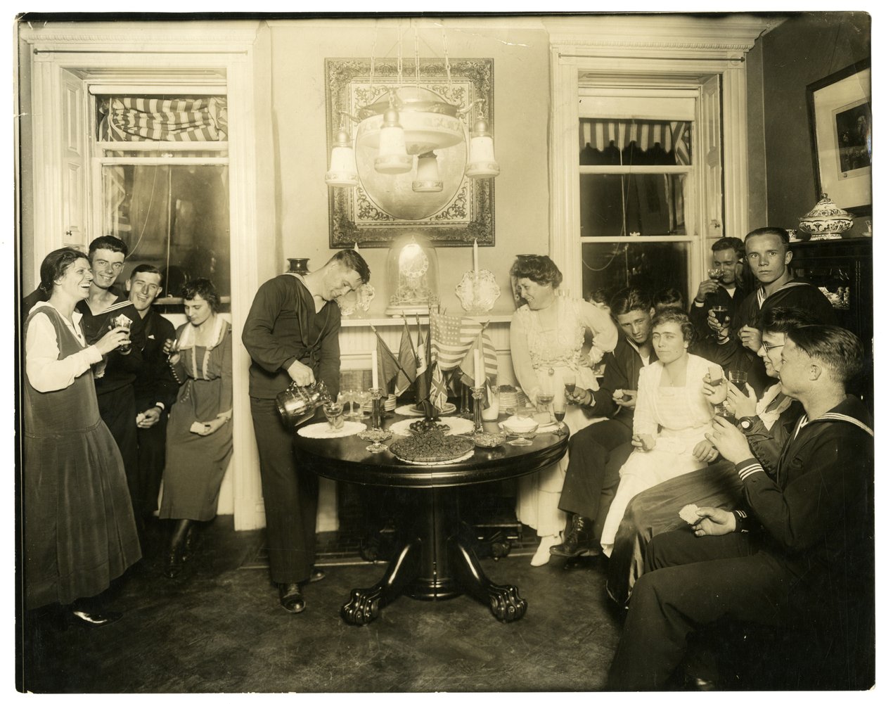 Alice Foote MacDougal underholder en gruppe sømænd i sin lille lejlighed i Old War, Greenwich Village, New York, USA, ca. 1917-18 (foto af gelatinesølv) af Jessie Tarbox Beals