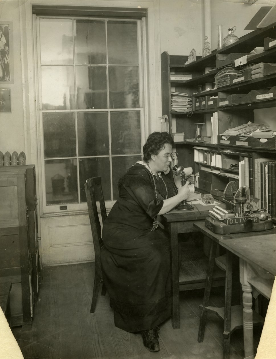Beals i hendes studie, ca. 1912-18 (foto af gelatinesølv) af Jessie Tarbox Beals