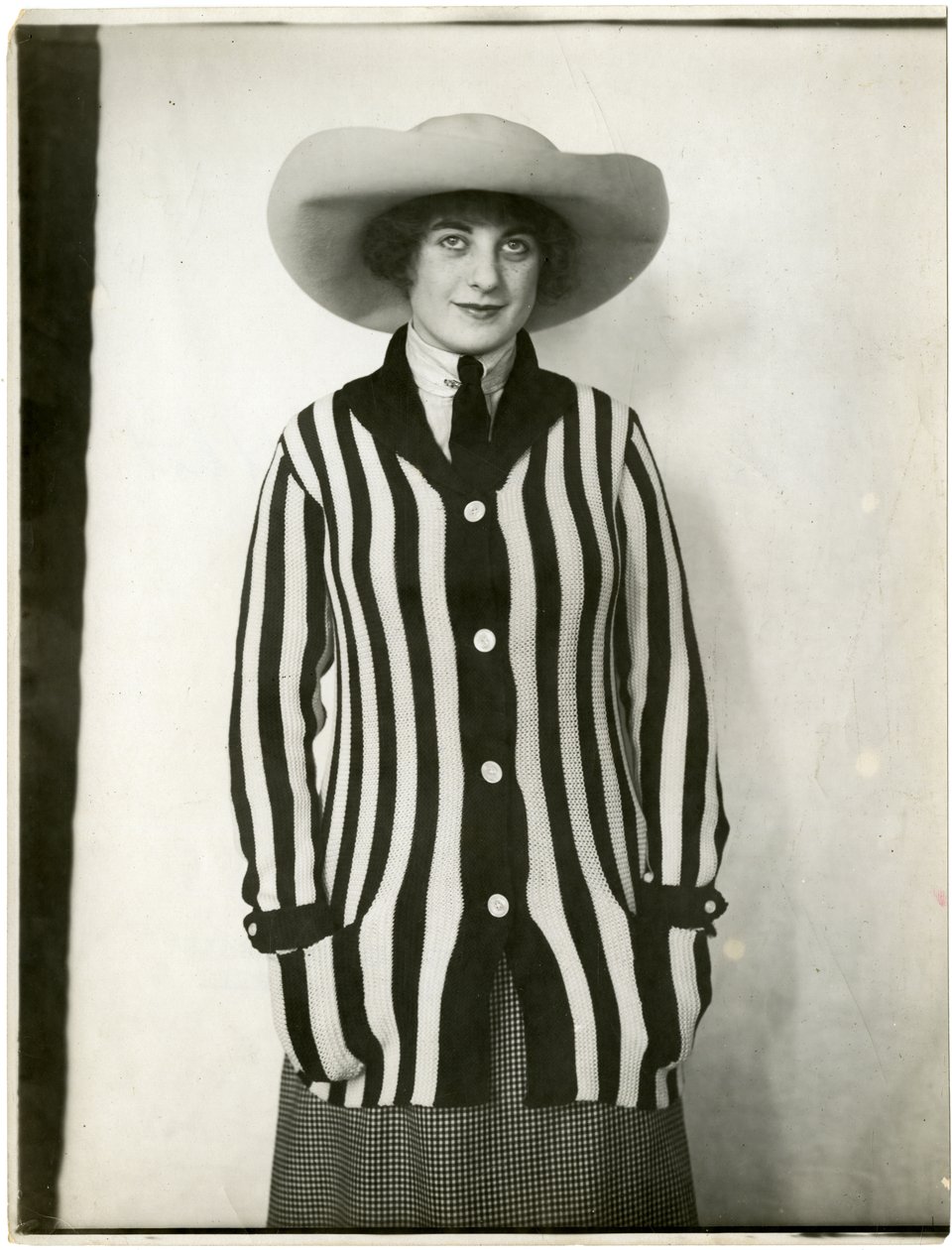 Blazertrøje & filthat, Forsythe, ca. 1905-18 (foto af gelatinesølv) af Jessie Tarbox Beals