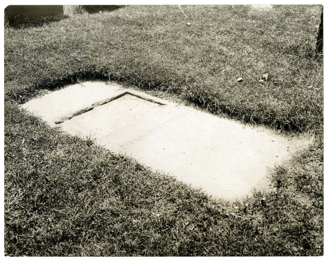 Charlotte Temple gravsten i Trinity Churchyard, New York, USA, ca. 1905-25 (foto af gelatinesølv) af Jessie Tarbox Beals