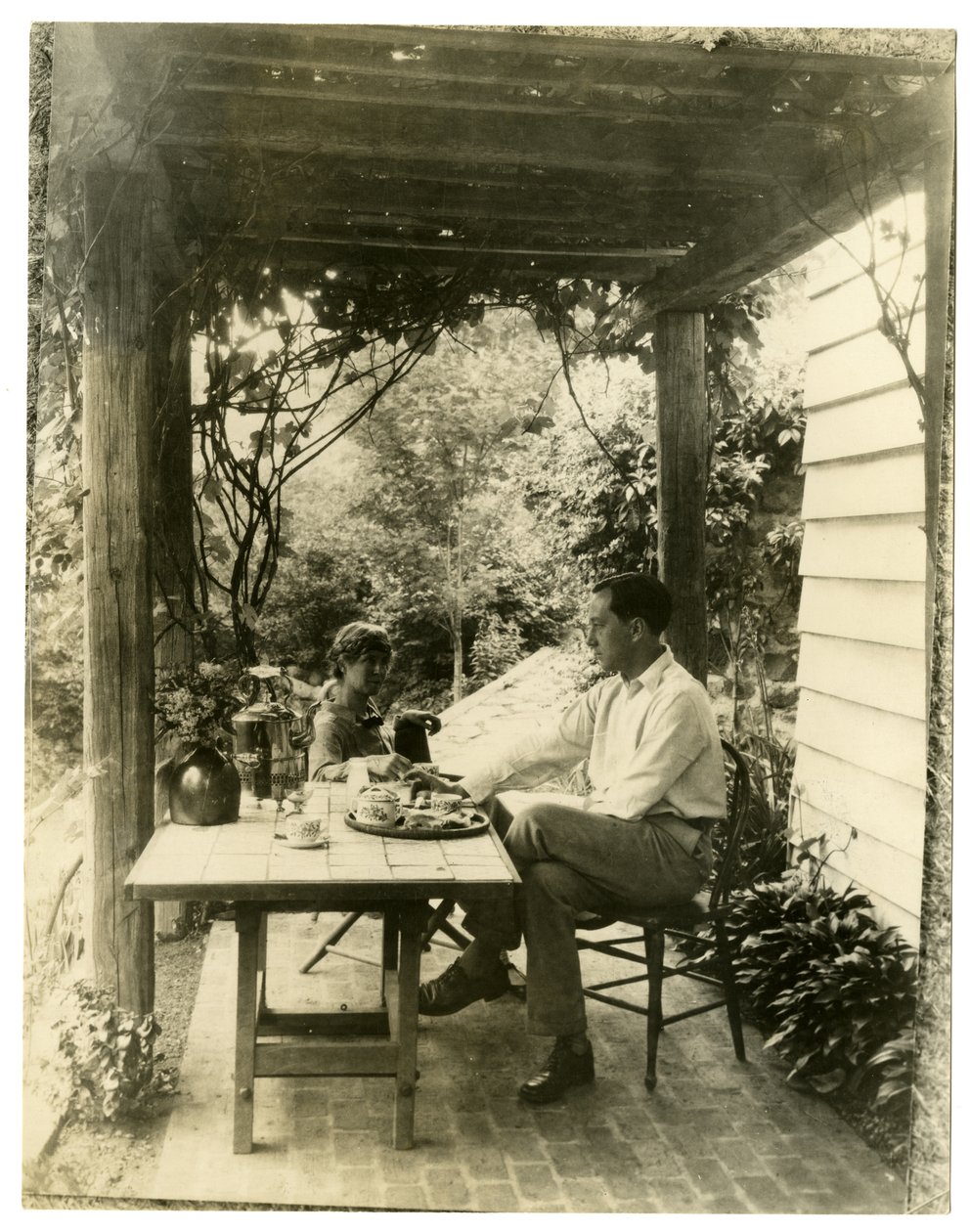 Par siddende i haven, ca. 1905-40 (gelatinsølvfoto) af Jessie Tarbox Beals