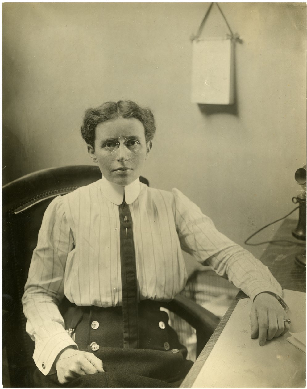 Dr. Josephine Baker, leder af børnehygiejneafdelingen i sundhedsafdelingen i Cy of NY, overvåger sundheden for flere børn end nogen anden kvinde i verden, ca. 1917-19 (foto af gelatinesølv) af Jessie Tarbox Beals