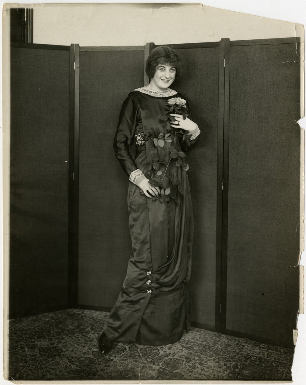 Kjole, draperet, gimbels, ca. 1905-18 (foto af gelatine sølv) af Jessie Tarbox Beals