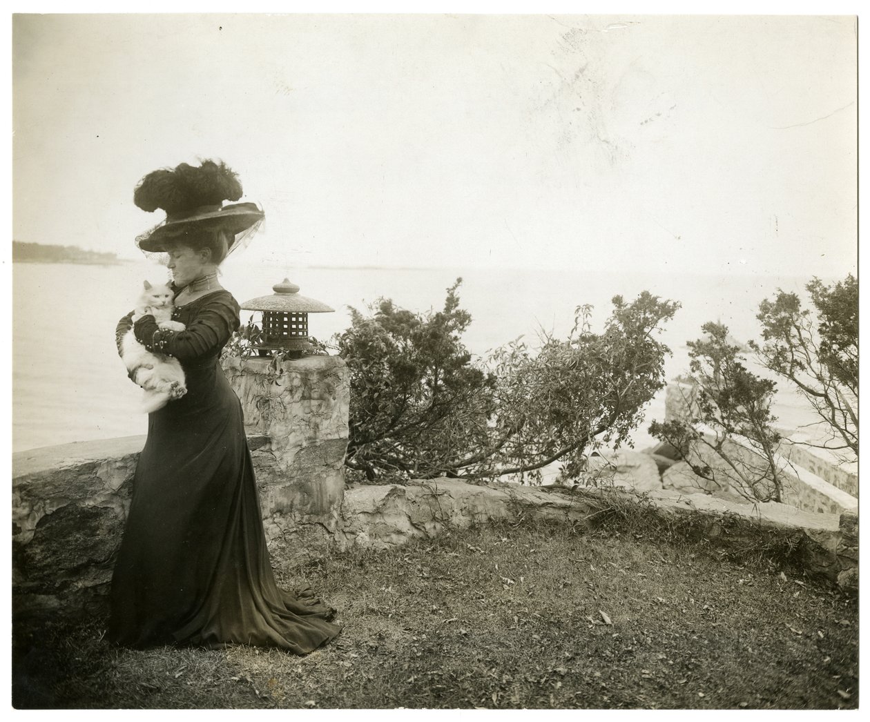 Ella Wheeler Wilcox ved Sound Beach, Conn, ca. 1905-11 (foto af gelatinesølv) af Jessie Tarbox Beals