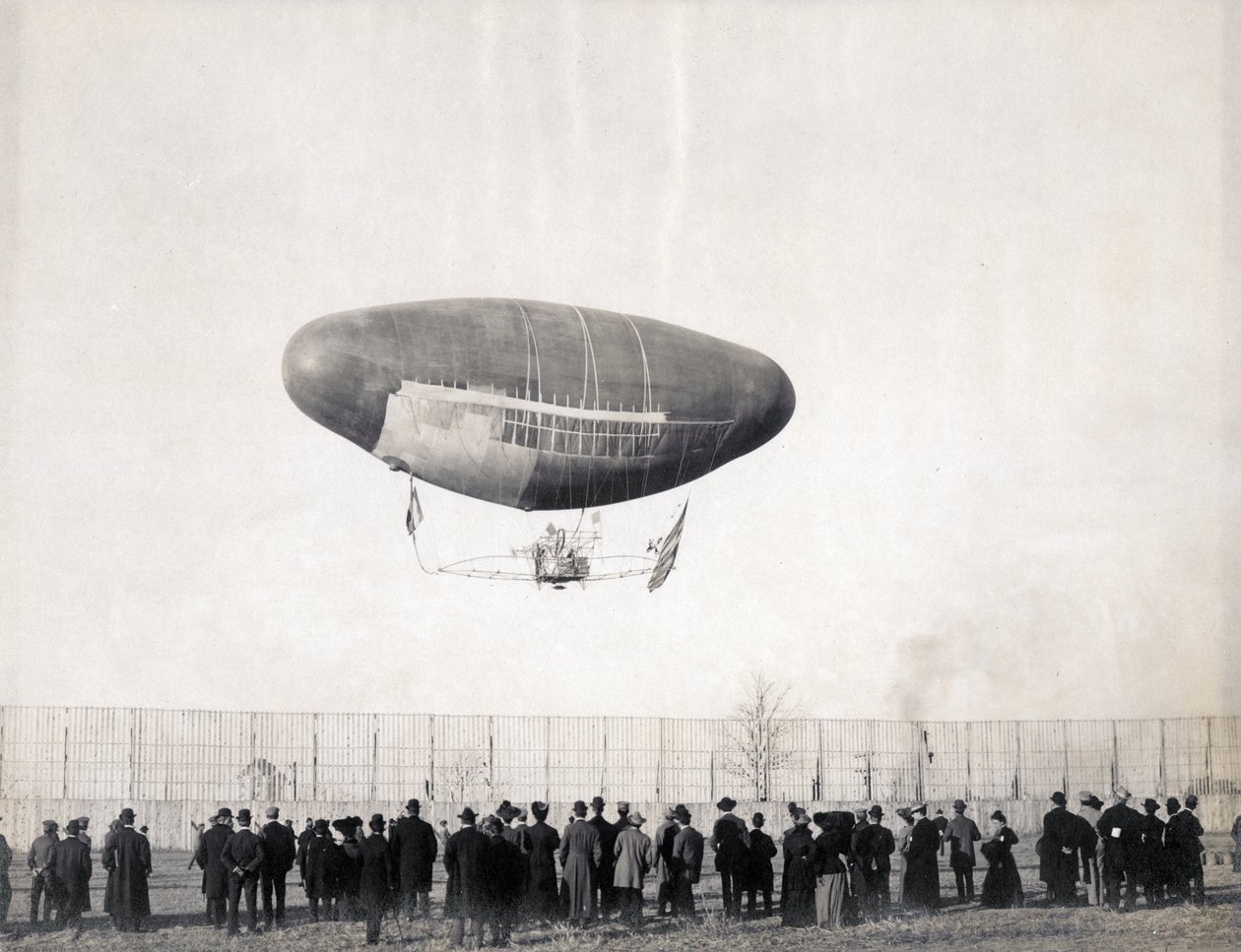 Francois luftskib i flugt fra transportministeriet på verdensudstillingen i 1904 af Jessie Tarbox Beals