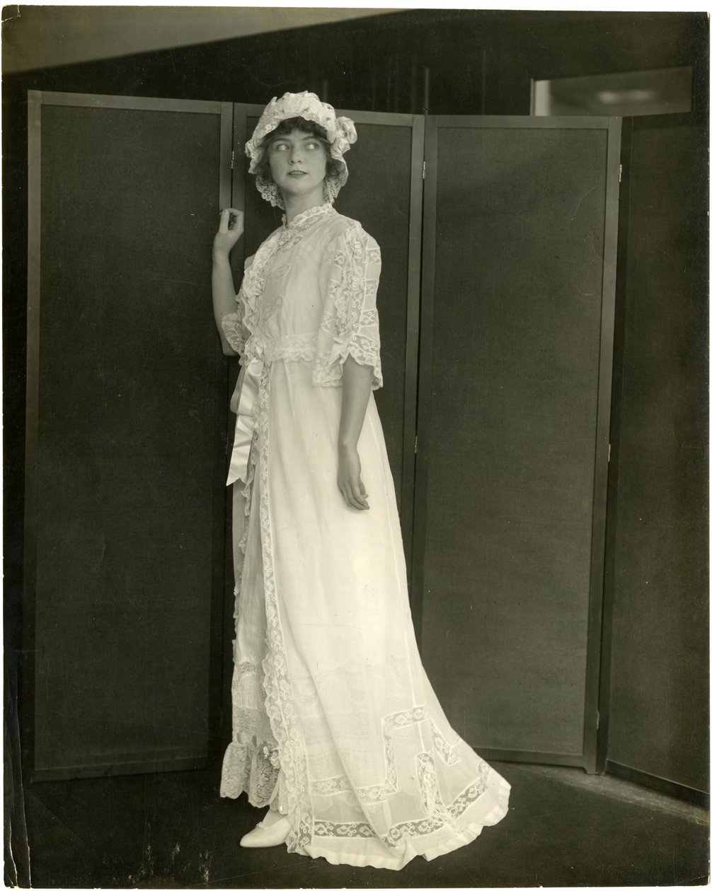 Franklin Suvoir ?, sommernatklæde af marquisette og blonder, ca. 1905-11 (foto af gelatinesølv) af Jessie Tarbox Beals
