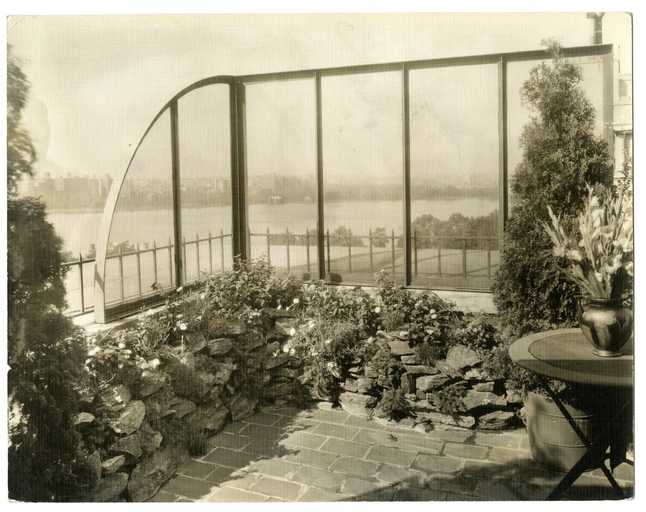 Fru Regina Jais have, ca. 1936-37 (foto af gelatinesølv) af Jessie Tarbox Beals