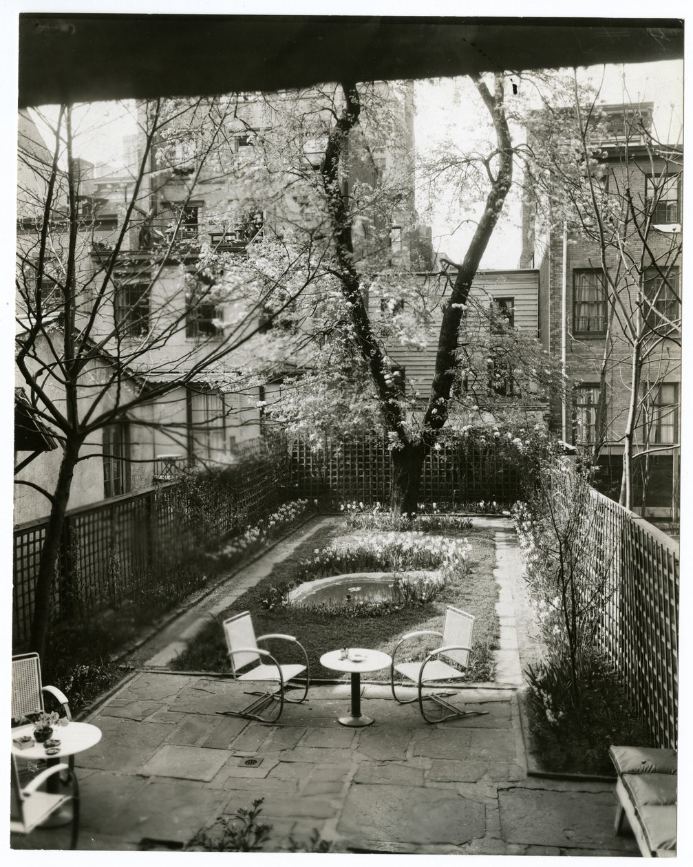 Garden of Mrs W H Wells 265 W 11th af Jessie Tarbox Beals
