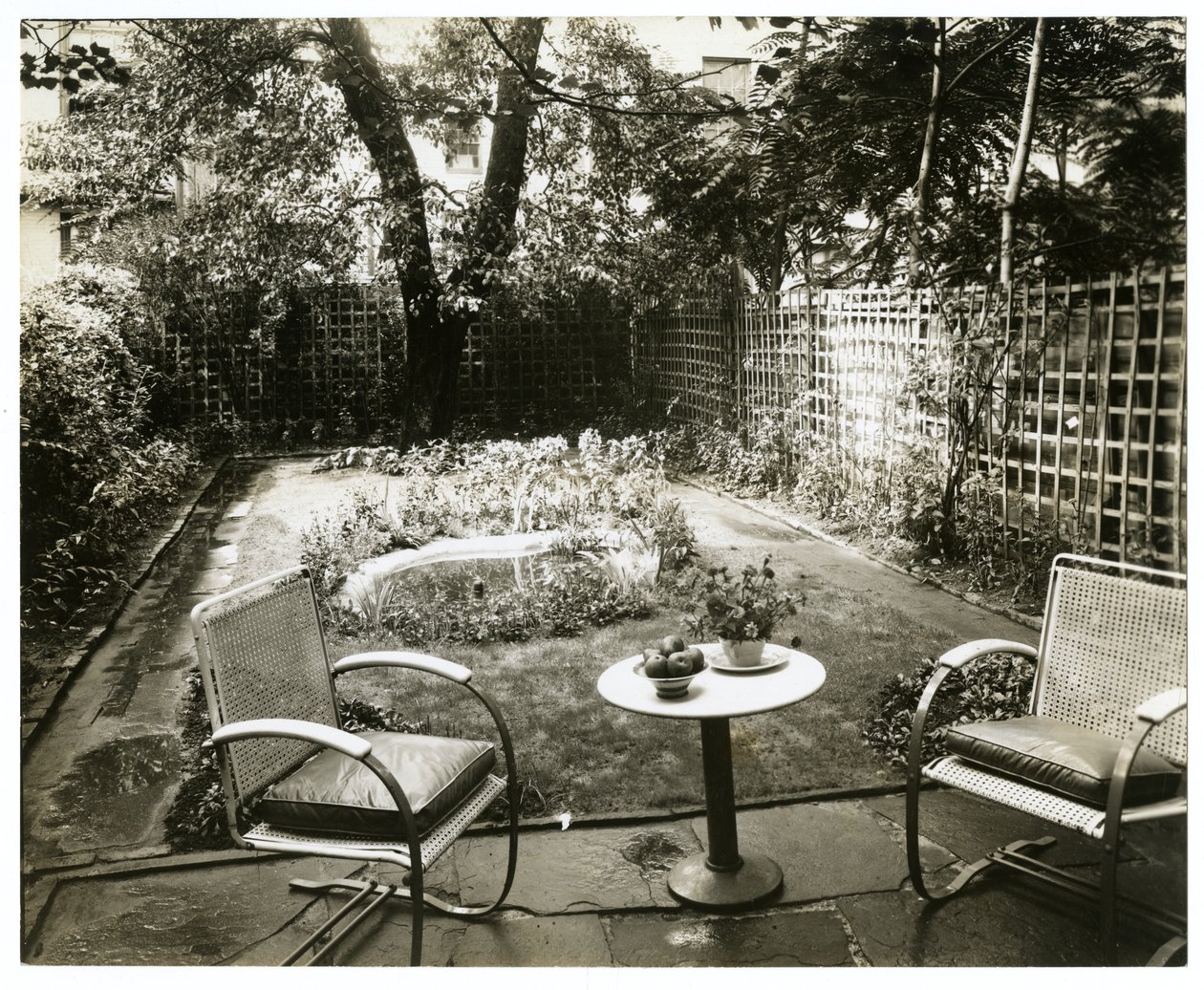 Garden of Mrs W H Wells 265 W 11th, Greenwich Village, New York, USA, ca. 1936-37 (foto af gelatinesølv) af Jessie Tarbox Beals