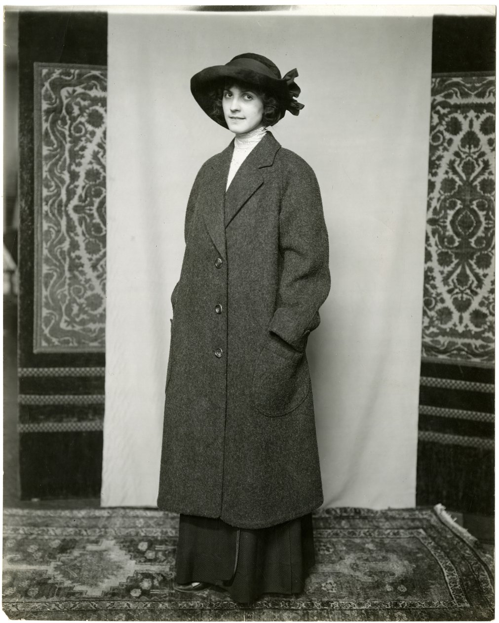 Grå frakke, Arnold & Constable, ca. 1905-18 (foto af gelatinesølv) af Jessie Tarbox Beals