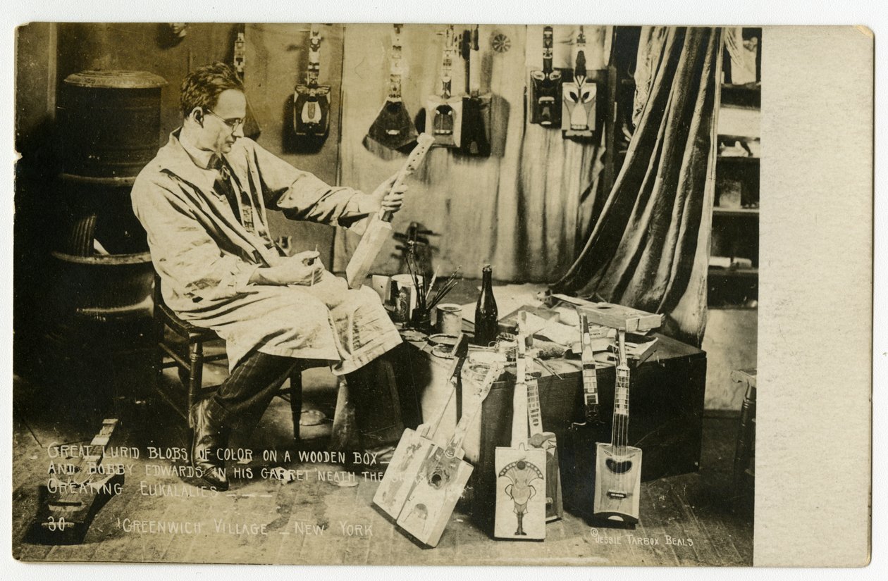 Store uhyggelige farveklatter på en trææske og Bobby Edwards i sin garderobe under stjernerne, der skaber ukeleles, Greenwich Village, New York, USA, ca. 1905-20 (foto af gelatinesølv) af Jessie Tarbox Beals