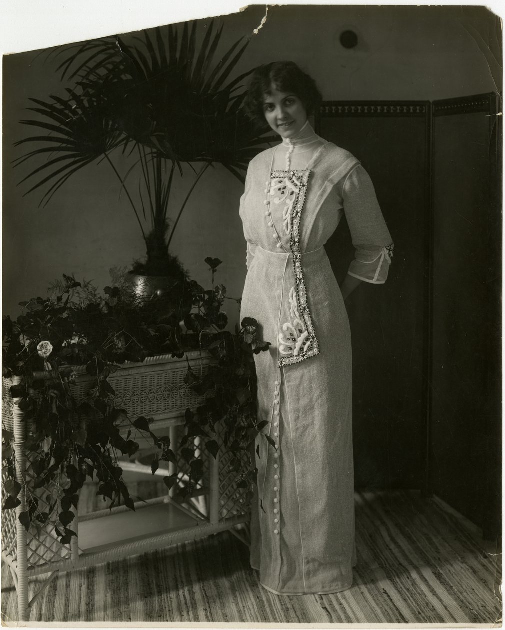 Grå tyrkisk materiale med sort og hvidt broderi, Lord & Taylor, ca. 1905-18 (foto af gelatine sølv) af Jessie Tarbox Beals