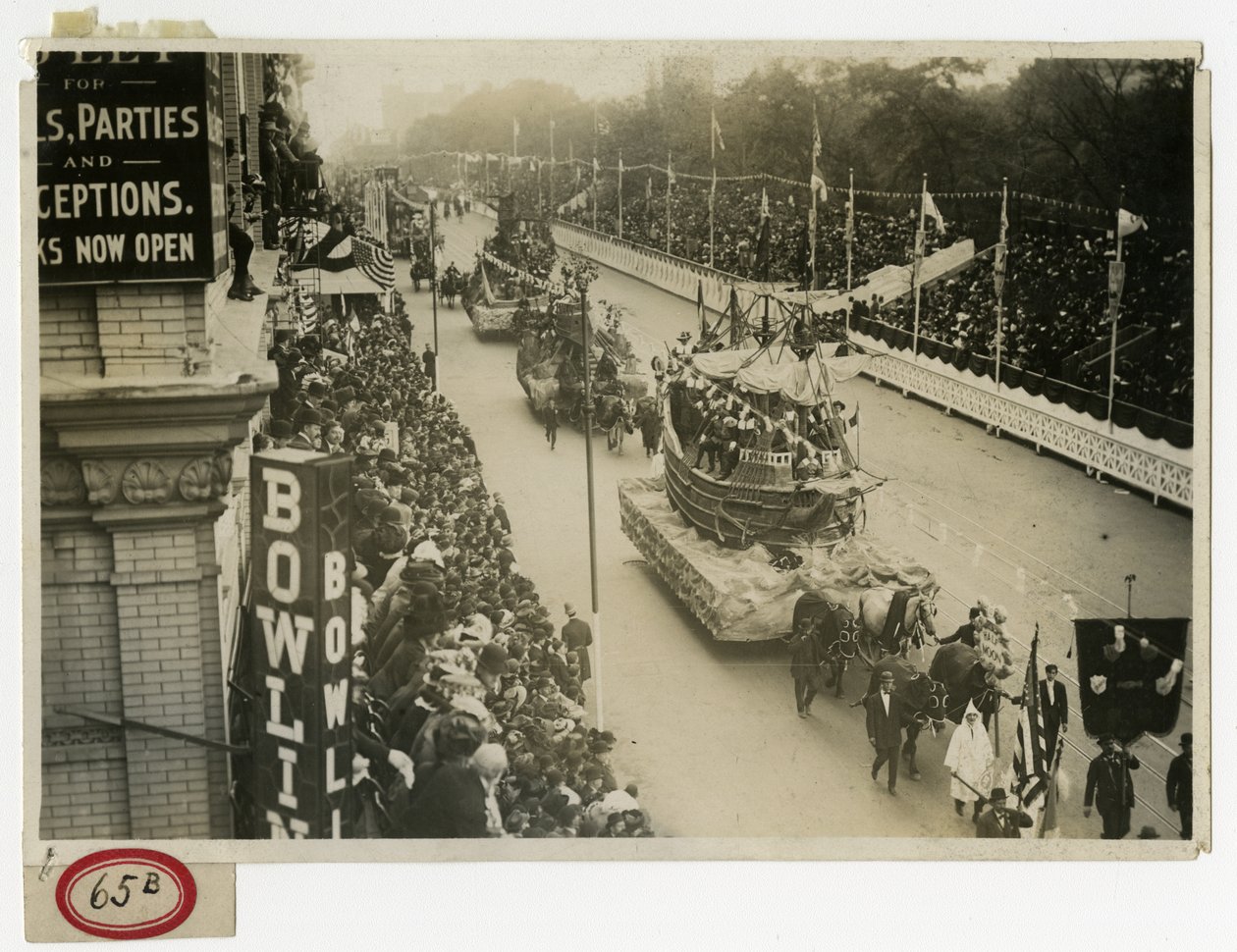 Historisk parade, Central Park West Half Moon Float nr. 12 af Jessie Tarbox Beals