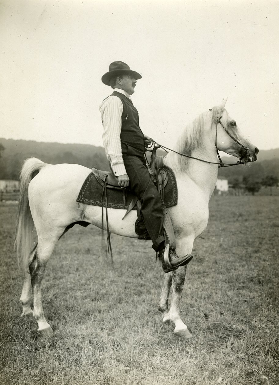 Homer Davenport tegneserieskaber på sin arabiske hest, ca. 1905-12 (gelatine sølv foto) af Jessie Tarbox Beals