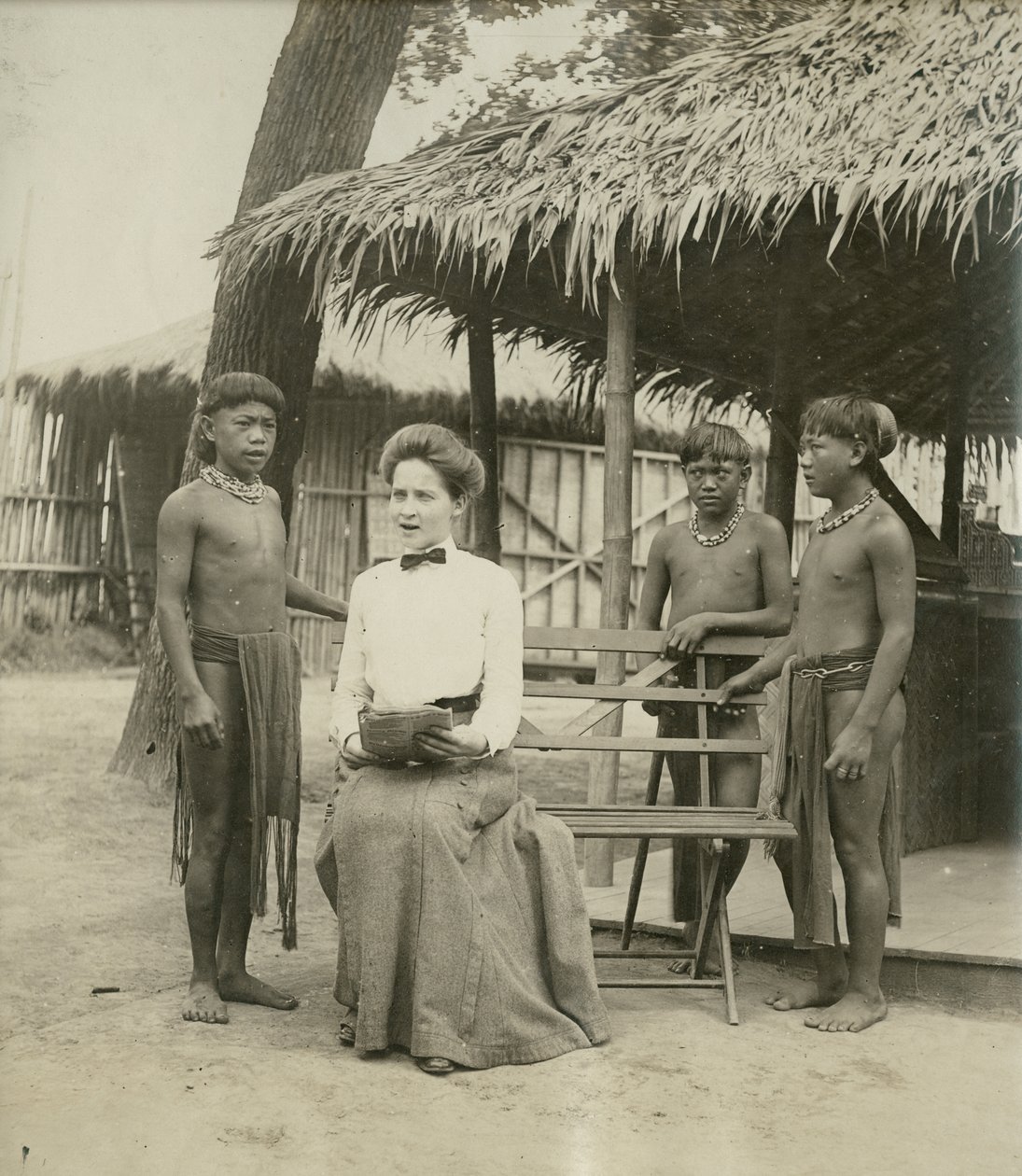 Igorroter sangundervisning. [Filippinsk reservation i Institut for Antropologi ved verdensudstillingen 1904] af Jessie Tarbox Beals