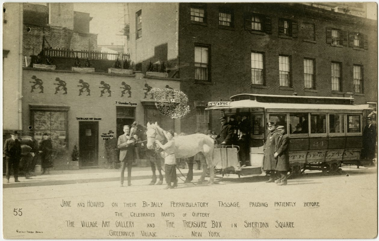 Jane og Howard på deres daglige perambulatoriske passage, der tålmodigt står foran det berømte gavemarked The Village Art Gallery og The Treasure Box på Sheridan Square, Greenwich Village, New York, USA af Jessie Tarbox Beals