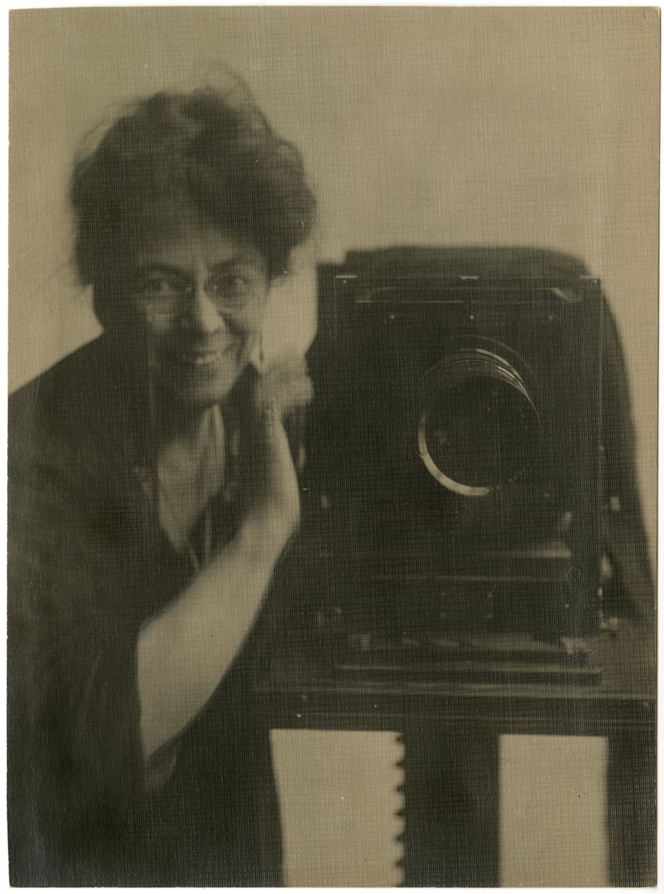 Jessie Tarbox Beals, selvportræt med kamera, ca. 1918-20 (foto af gelatinesølv) af Jessie Tarbox Beals