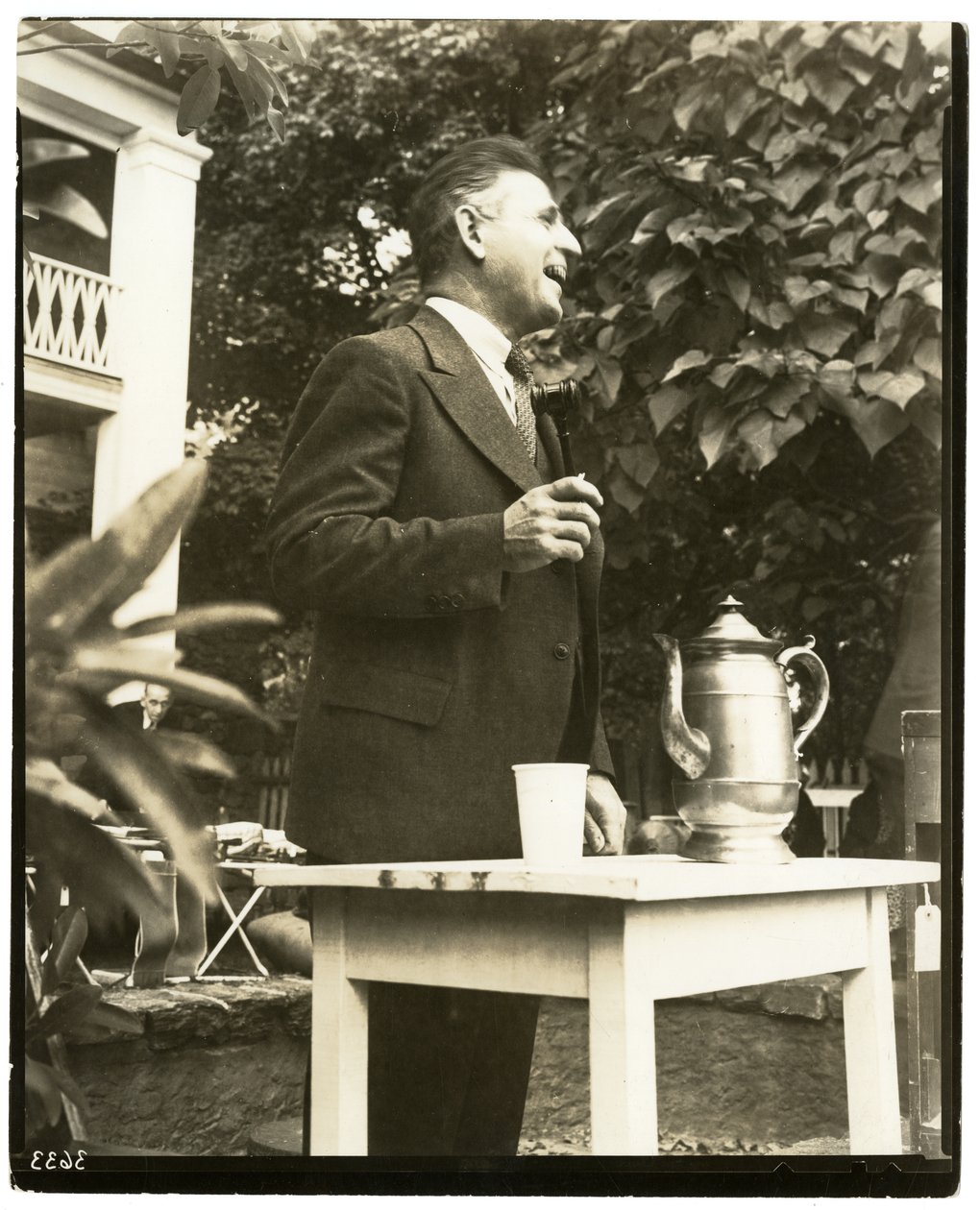 John W. Mitchells berømte auktionsholder, Country Auction i Greenwich, Conn eller Weston, Conn af Jessie Tarbox Beals