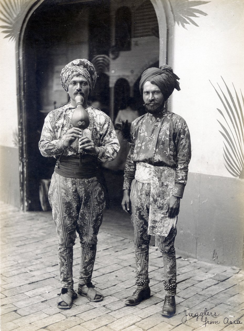 Jonglører fra Asien. (Skuespillere fra Mysterious Asia -sektionen af gedderne på verdensudstillingen 1904) af Jessie Tarbox Beals
