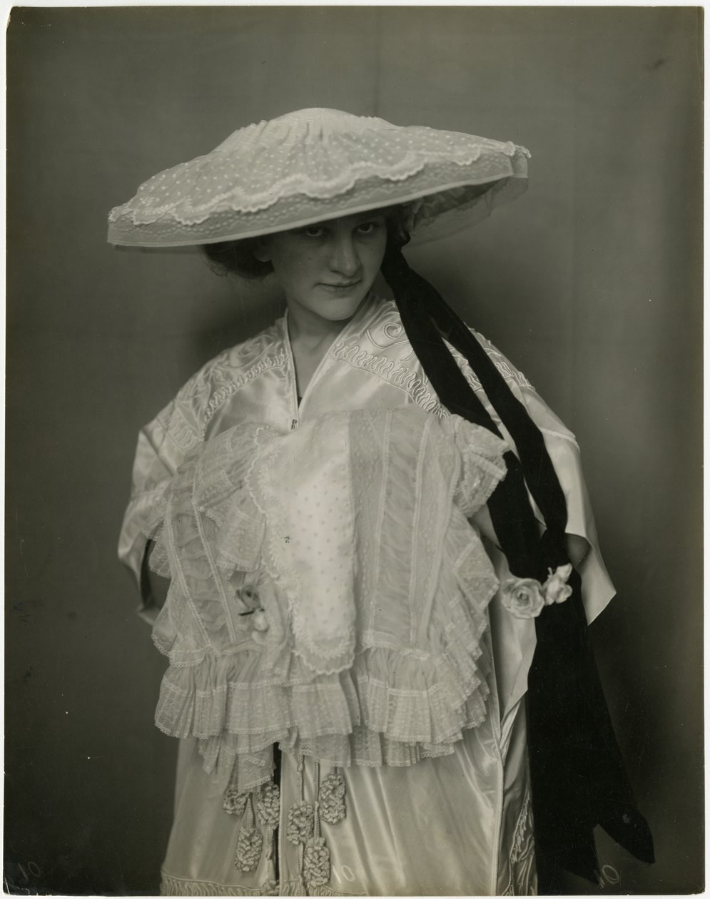 Jumble Bros ?, Lingerihat og muffe, ca. 1905-11 (foto af gelatinesølv) af Jessie Tarbox Beals