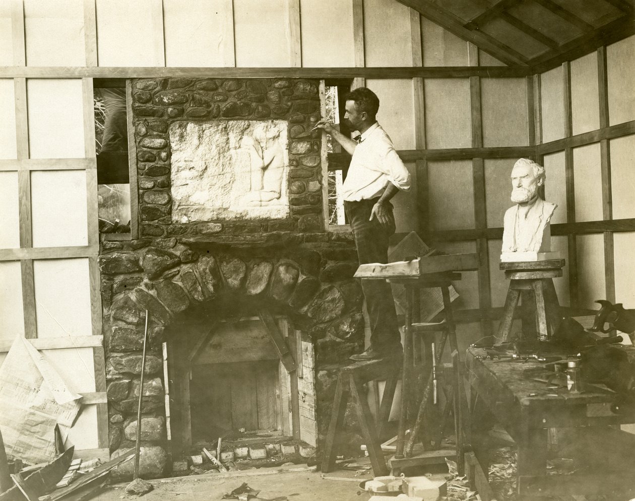 Karl Bitter (billedhugger) bygger selv sin pejs, ca. 1905-15 (foto af gelatinesølv) af Jessie Tarbox Beals
