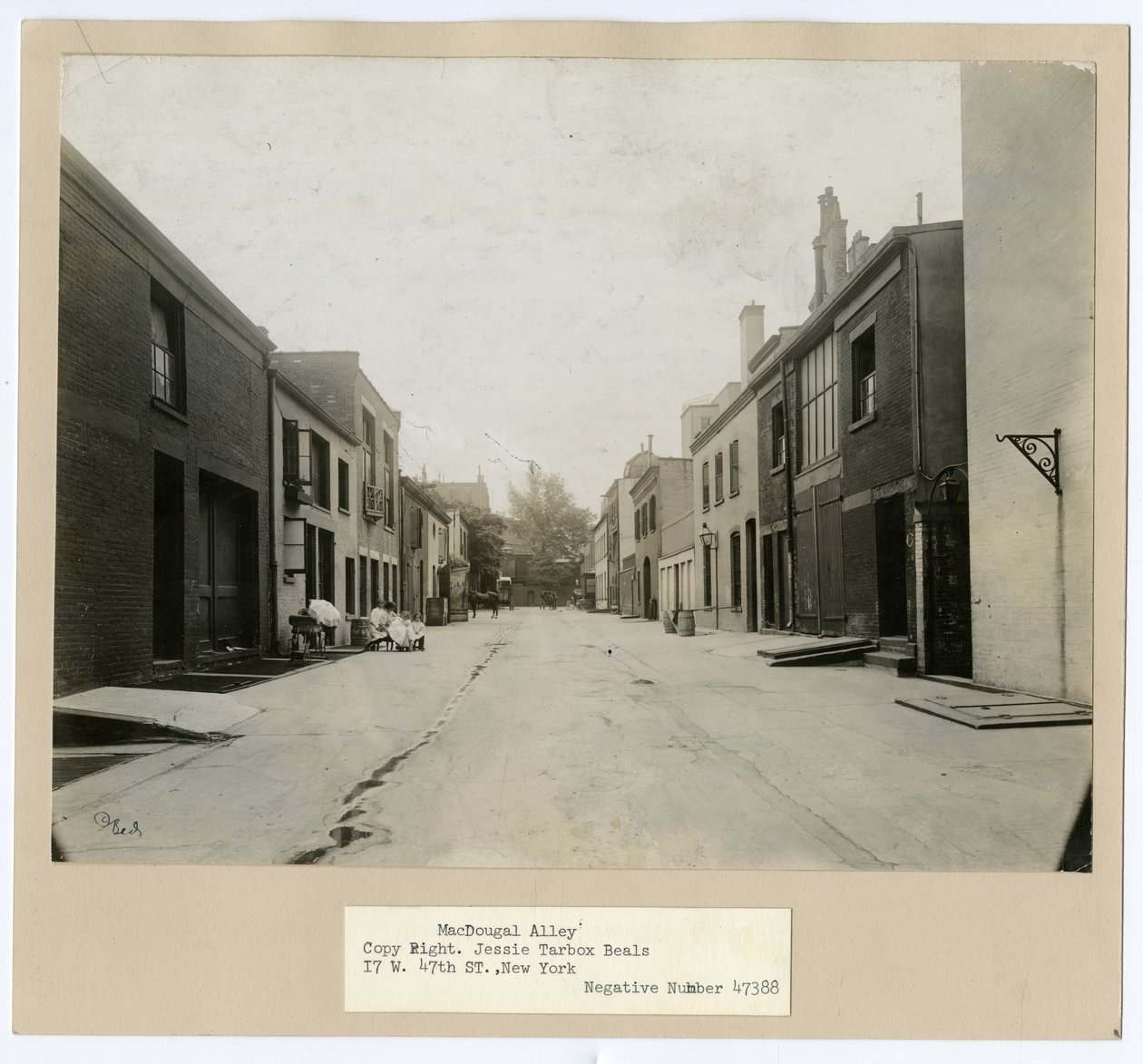MacDougal Alley, Greenwich Village, New York, USA, ca. 1905-20 (foto af gelatinesølv) af Jessie Tarbox Beals
