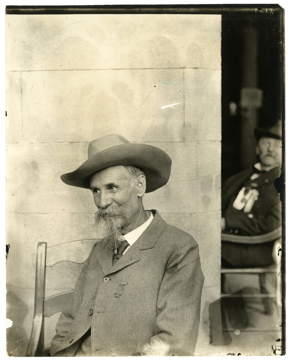Mand med hat, medalje, ca. 1905-40 (foto af gelatine sølv) af Jessie Tarbox Beals