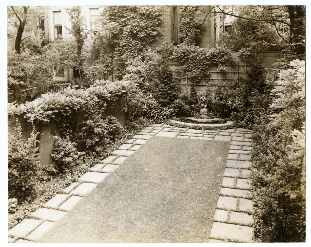 Mr & Mrs John Morgan, 39 W 11, ca. 1938-39 (foto af gelatinesølv) af Jessie Tarbox Beals