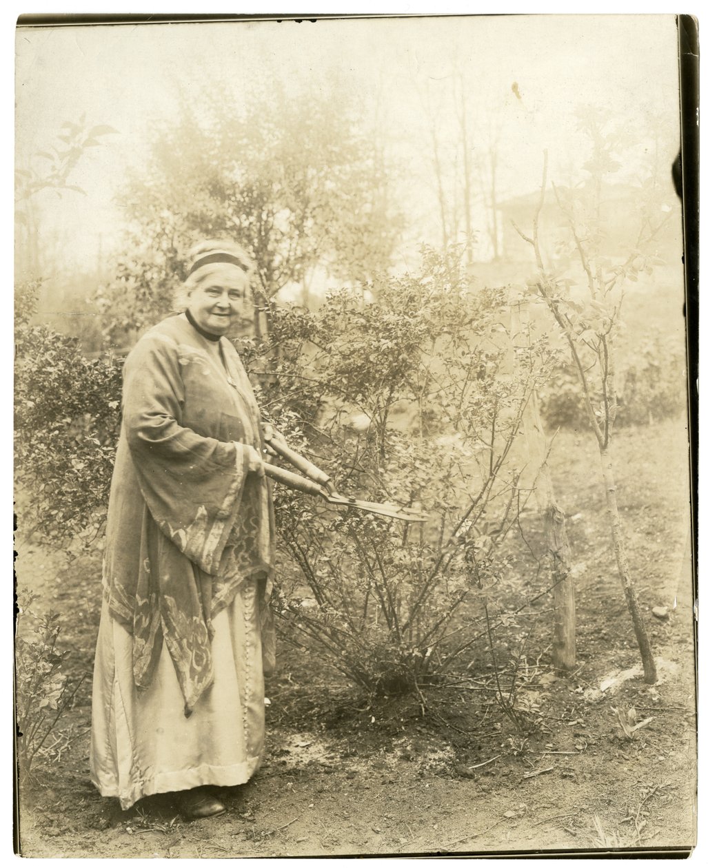 Fru Alzirc Hewitt Wade - 88 år gammel - i haven i Ossining, NY, ca. 1905-28 (foto af gelatinesølv) af Jessie Tarbox Beals