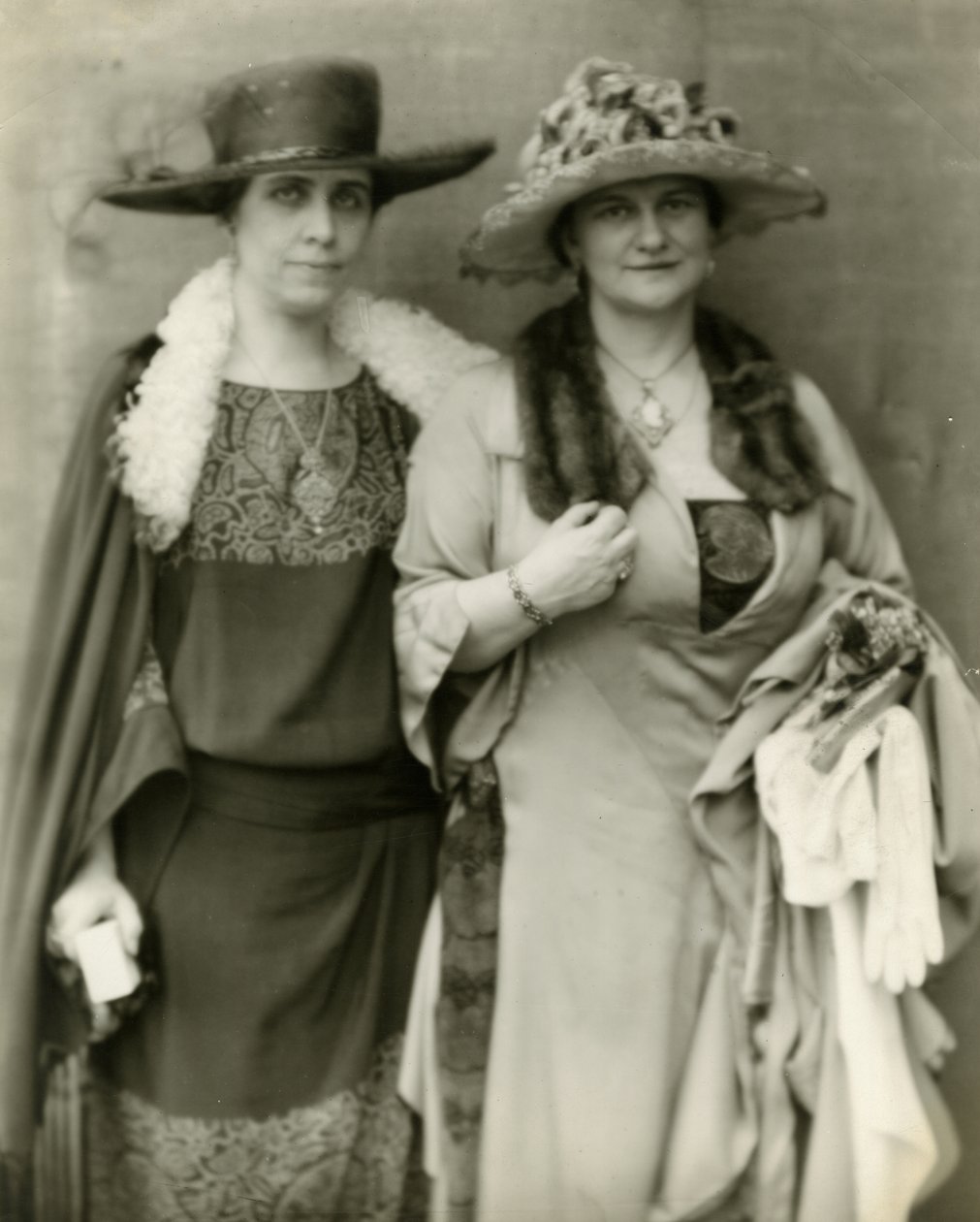 Fru Coolidge og hendes veninde, fru Frances Parkinson Keyes, 1924 af Jessie Tarbox Beals