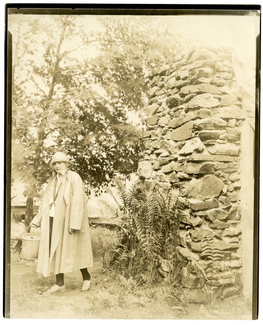 Mrs Jane Deeter Rippin, direktør for pigespejderne i Camp Andrea, Briarcliff, NY, ca. 1926-27 (foto af gelatinesølv) af Jessie Tarbox Beals