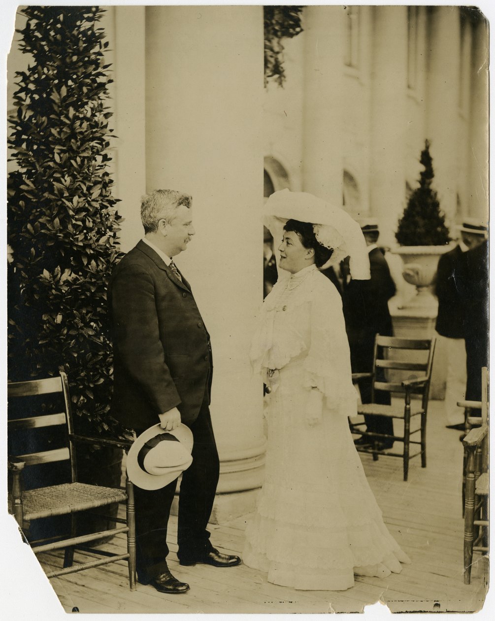 Mrs Norman Mack, Gov Odell, St Louis Exposition 1903 af Jessie Tarbox Beals