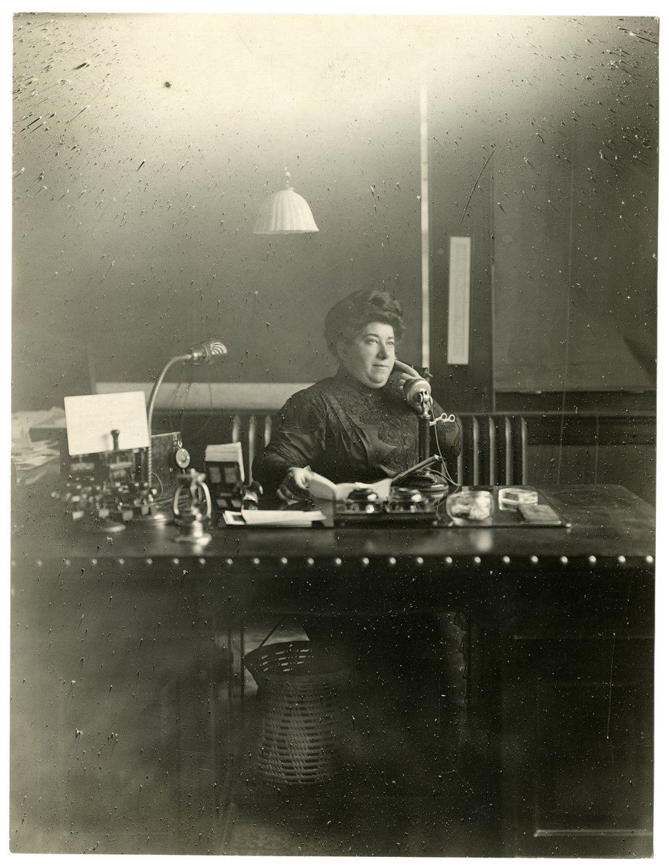 Ms Chas Netcher fra Chicago, ejer af en af de største butikker The Boston Store der. Hun er nu gift igen, find hendes navneændring Mollie Alpiner Netcher Newbury, ca. 1905-18 (foto af gelatinesølv) af Jessie Tarbox Beals
