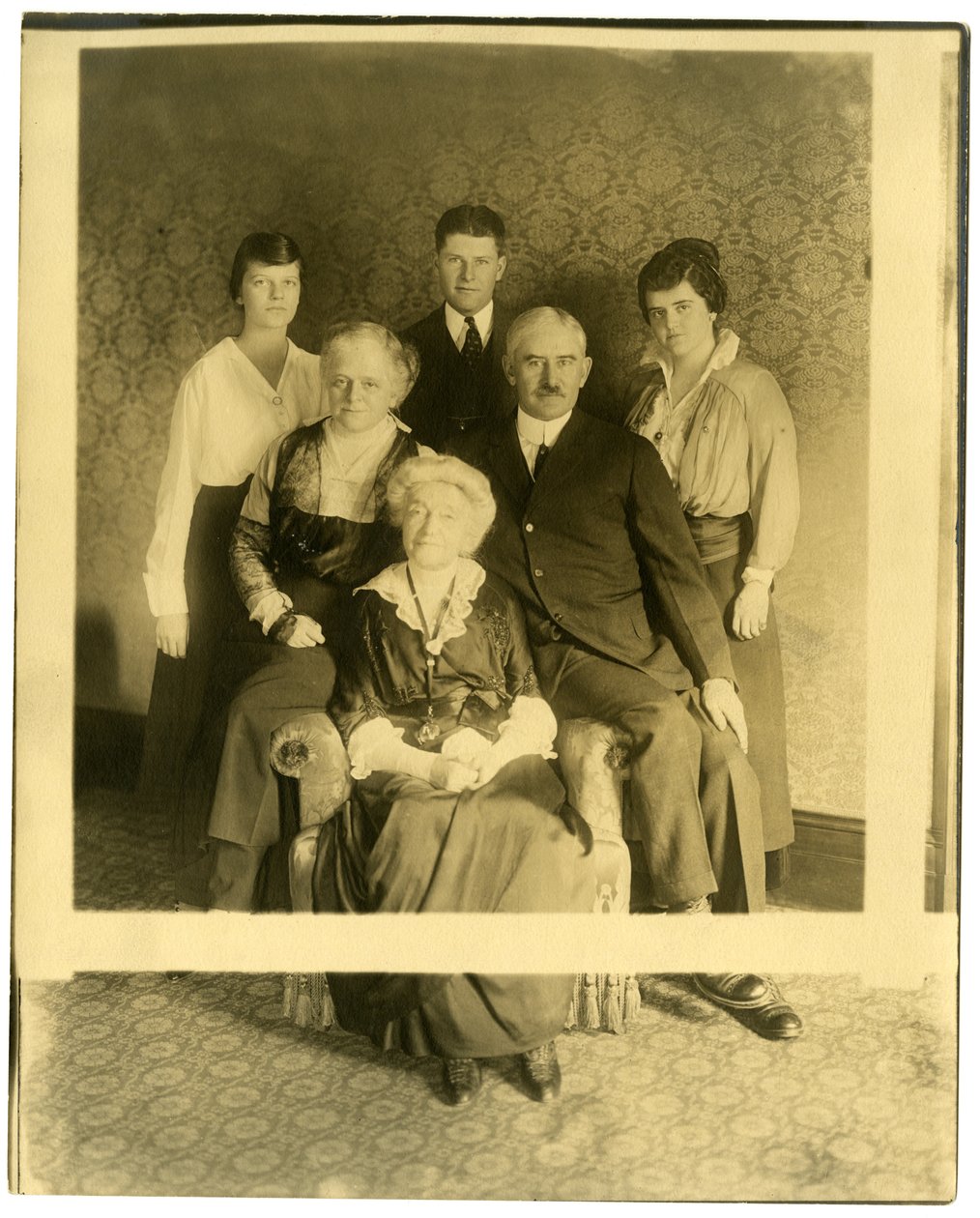 Den gamle dame er Mrs Lyman James, søster til Marshall Field, ca. 1905-28 (foto af gelatine sølv) af Jessie Tarbox Beals