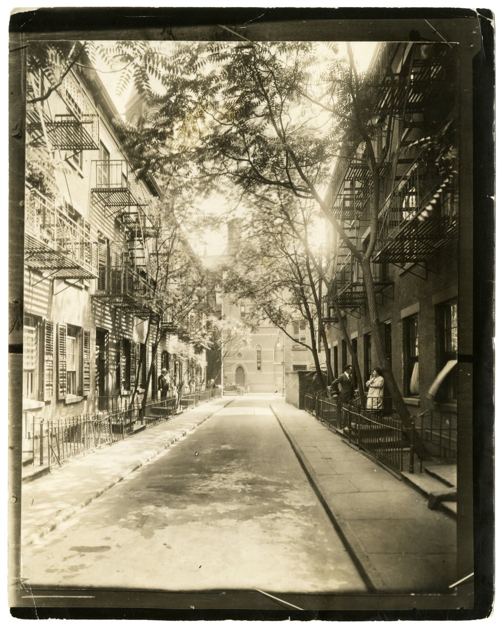 Patchin Place, der fører ud fra 10th Street, New York, USA af Jessie Tarbox Beals
