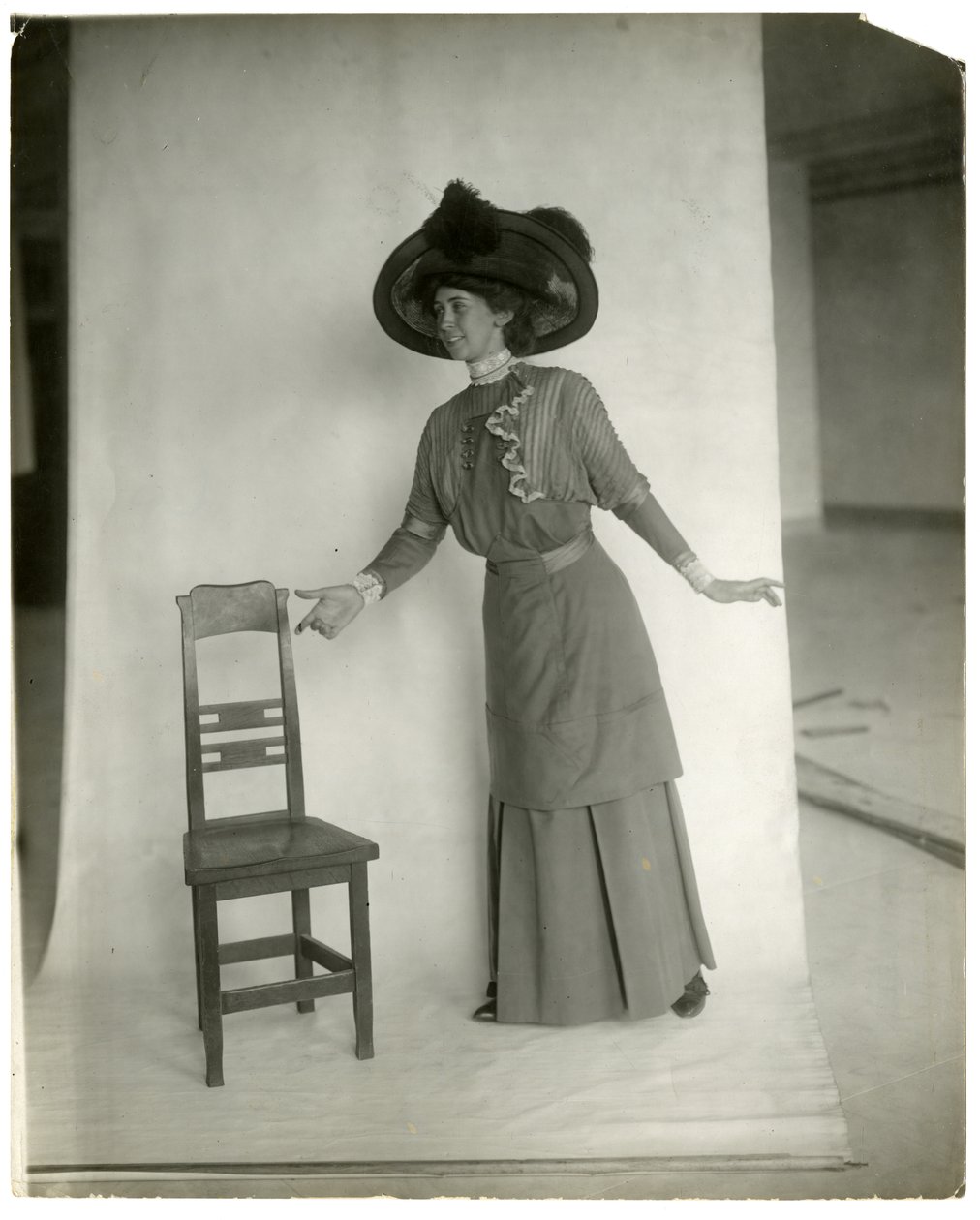 "Vær venlig at sidde" Korrekt balance af ben, kropsarme og hænder, ca. 1905-18 (foto af gelatinesølv) af Jessie Tarbox Beals