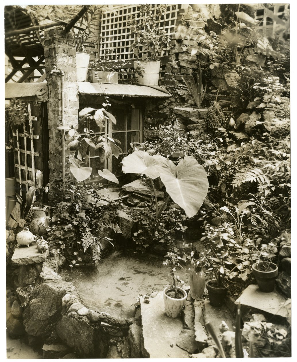 Swimmingpool med udsigt til George og Mary Stonehills terrasse, Greenwich Village, New York, USA, ca. 1936-37 (gelatinsølvfoto) af Jessie Tarbox Beals