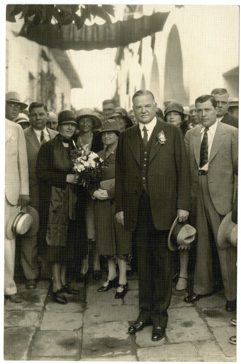 Præsident Hoover - Fru Hoover holder buket, ca. 1928-32 af Jessie Tarbox Beals