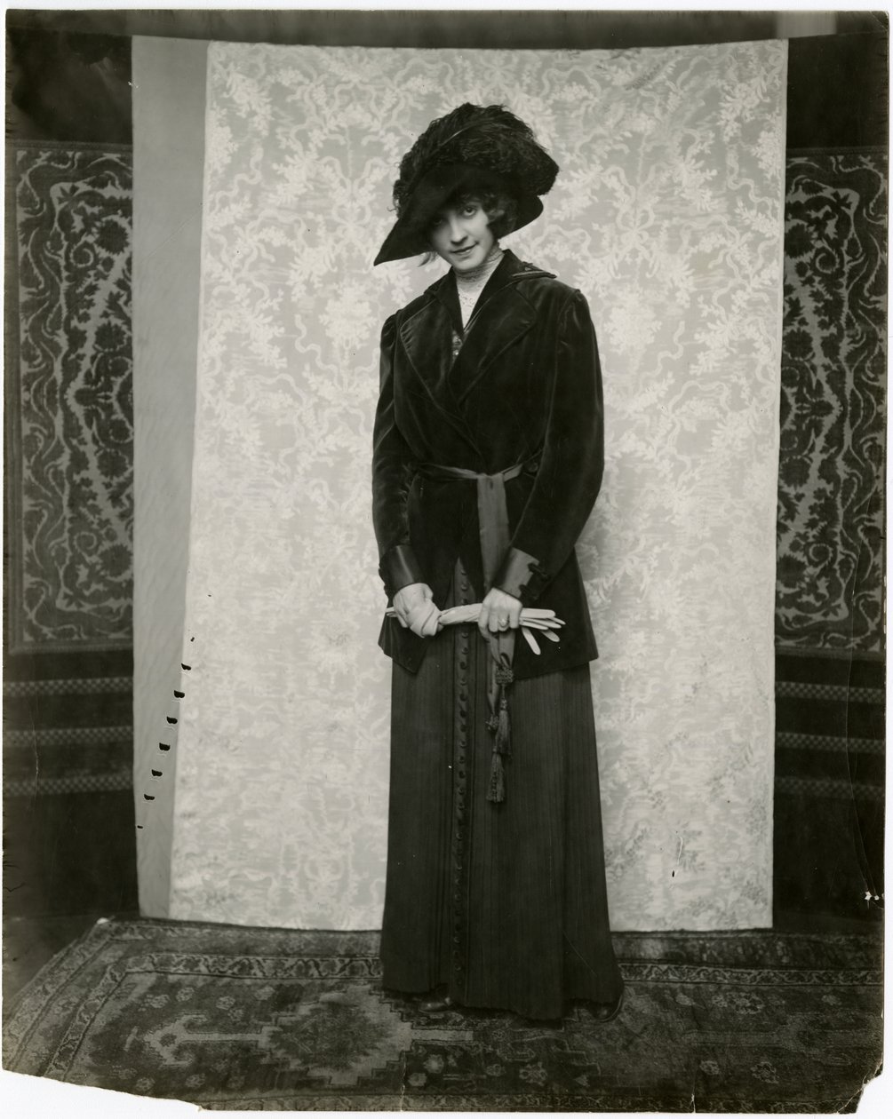 Rød fløjlsdragt med plisseret nederdel med harmonika, Arnold & Constable, ca. 1905-18 (foto af gelatinesølv) af Jessie Tarbox Beals