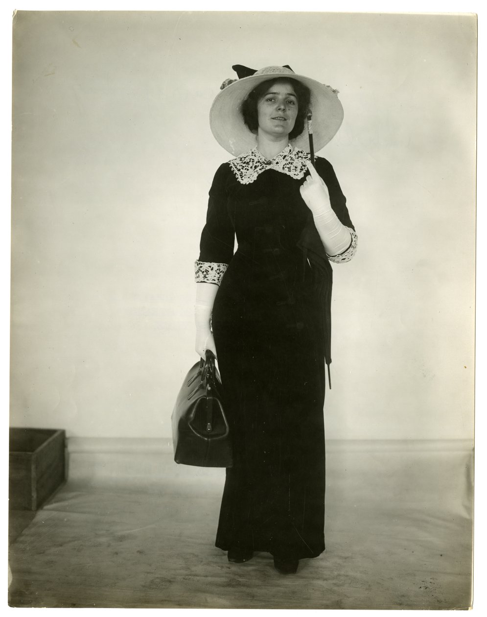 Den rigtige måde at bære taske og paraply på, ca. 1905-18 af Jessie Tarbox Beals