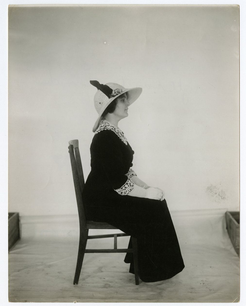 Den rigtige måde at sidde på en stol, ca. 1905-18 (foto af gelatinesølv) af Jessie Tarbox Beals