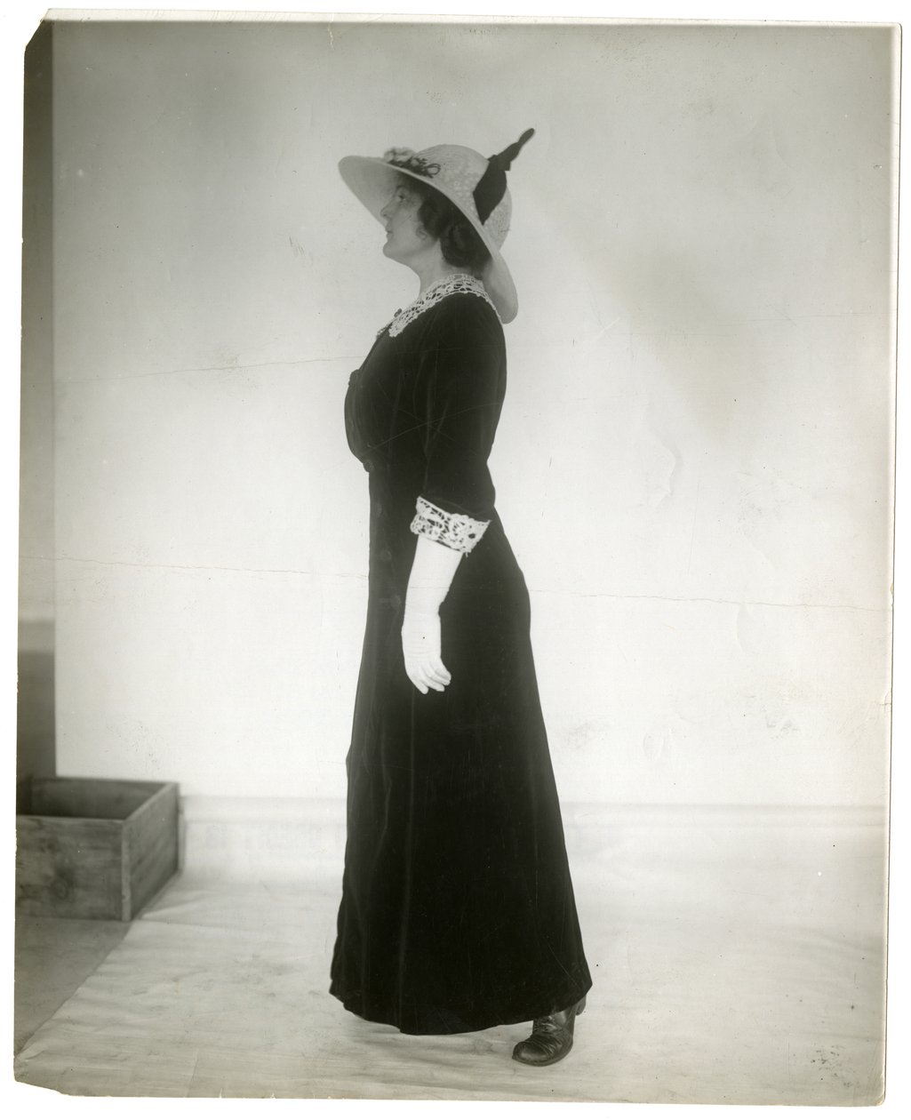 Den rigtige måde at stå på, når man går, ca. 1905-18 (foto af gelatinesølv) af Jessie Tarbox Beals