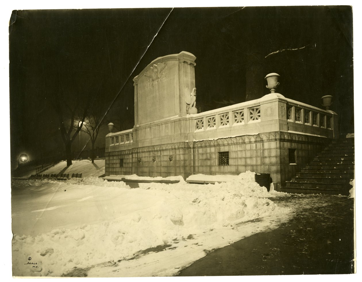 Shaw Memorial bagved om natten, Boston, USA, ca. 1902-10 (foto af gelatinesølv) af Jessie Tarbox Beals